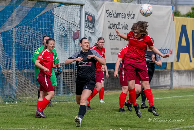Sandra Halbmayer (Kopfball) | Foto: Thomas Navratil