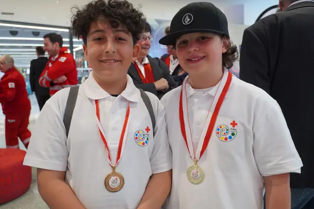 Amar und Elio vom Reithmanngymnasium berichten von der langen Vorbereitungszeit.  | Foto: AMG