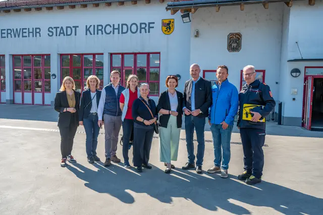 Auch zahlreiche Vertreterinnen und Vertreter aus Politik, Behörden, Medien und Einsatzorganisationen erhielten vor Ort eine umfassende Lageeinweisung durch den Bezirksstab Kirchdorf und wurden anschließend durch den Landes-Feuerwehrkommandant Stellvertreter Michael Hutterer in das Übungsgebiet begleitet. | Foto: BFK Kirchdorf/Krems