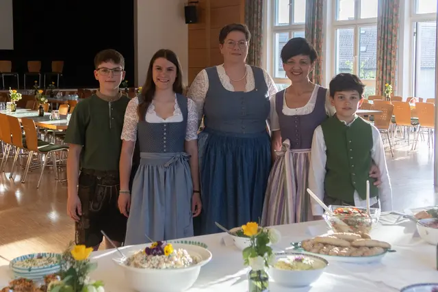 Der Goldhauben-Nachwuchs fleißig im Einsatz:
Paul, Lena, Nicole, Natalie und Ludwig | Foto: Elena Brandl