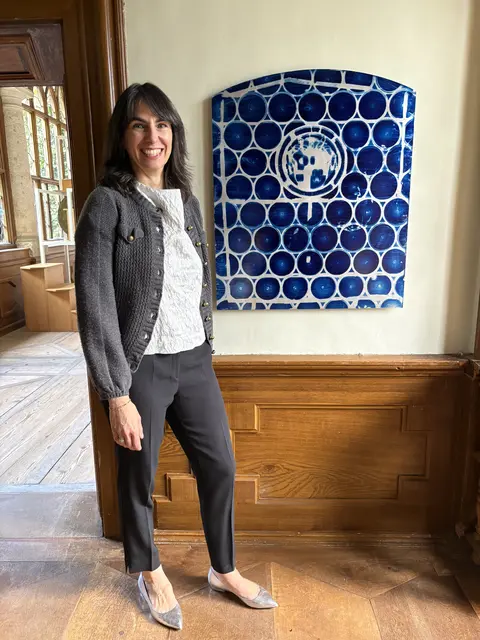 Diese Aluminiumplatten von Lea Liebl entstehen mittels Cyanotypie als negative Abdrücke der Bildnisse an den Schlossfestern. | Foto: MeinBezirk/Susanne Veronik