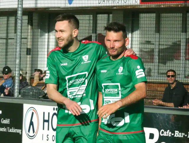 Doppeltorschütze Christian Pauli (rechts) jubelt mit Jakub Cunta über einen 7:0 Heimerfolg gegen Wörgl