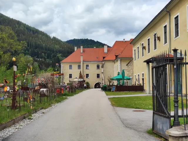 Hier kann man zur Kirche gehen.