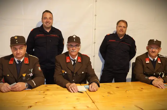 Der Feuerwehrkommandant HBI Andreas Lebitsch (2. v. r.) mit OBI Markus Tuscher (2. v. l.) und mit Kameraden.
