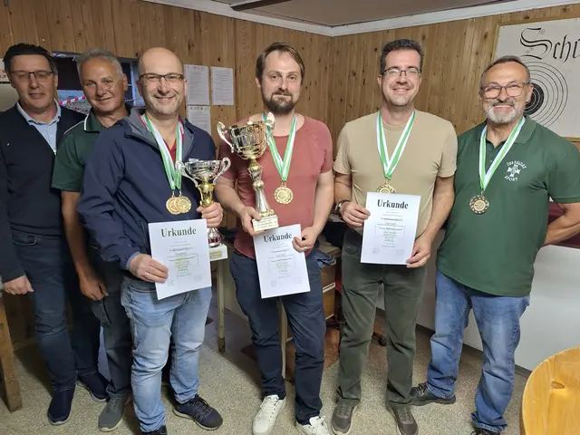 Die Kameraden des Ortsverbandes Trautmannsdorf nahmen den Wanderpokal entgegen.