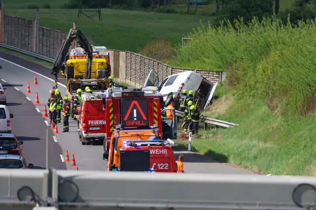 Kleintransporter auf Pyhrnautobahn bei Spital am Pyhrn verunfallt