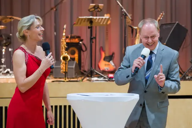 Moderatorin des Abends: Sabine Lindorfer im Interview mit Christian Eichbauer über den Vereinsrückblick. | Foto: Alfred Hofer
