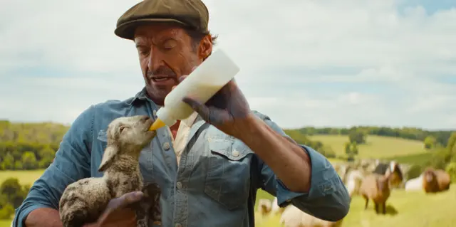 Hugh Jackman als George Hardy mit einem "Winterlamm" | Foto: © 2026 Sony Pictures Entertainment Inc. All Rights Reserved.