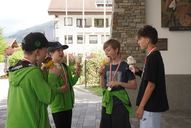 Die Kids genossen ihr Siegeseis. | Foto: AMG