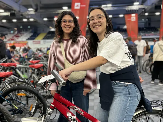 Joana und Margarida waren bei der Radbörse mit dabei. | Foto: Lisa Gold