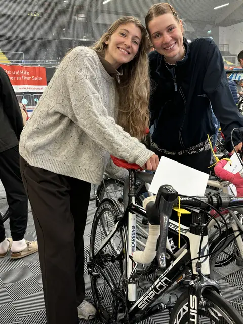 Die beiden Studentinnen Alina und Pauline bei der Radbörse | Foto: Lisa Gold