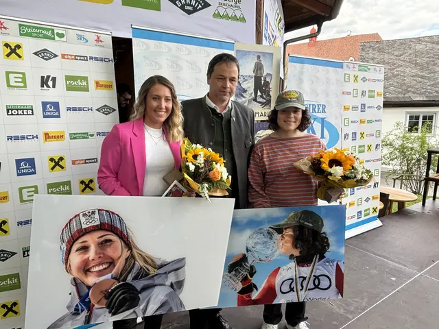 Bürgermeister Hubert Lenger mit Conny Hütter und Julia Scheib. | Foto: MeinBezirk/Angelika Kern