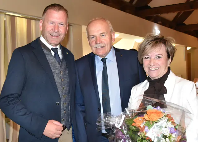 Bgm. Stefan Lang gratuliert zum 65er von Helmut Koch, Ehefrau Margit | Foto: Herbert Schleich