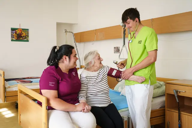 Die zukünftigen Pflegelehrlinge der Caritas Kärnten werden professionell und fachkundig in ihrem Arbeitsalltag begleitet. | Foto: Caritas Kärnten