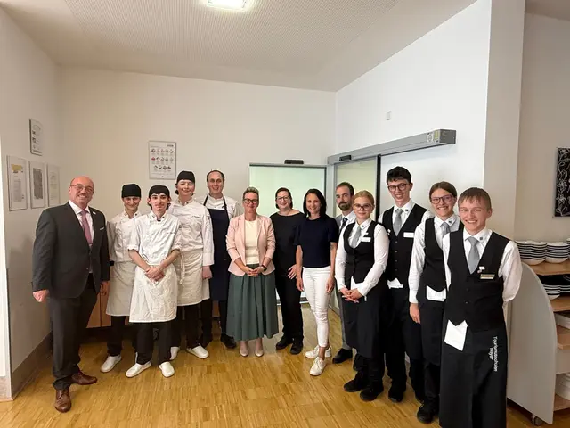 Corinna Polz mit Lehrkräften und Schülern der BBS Weyer | Foto: Alpenland Tourismus GmbH