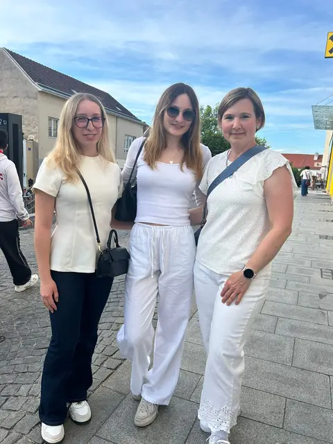 Leonie Westermayer, Elene Turkowitsch und Martina Turkowitsch freuten sich über den langen Shoppingabend. | Foto: Magdalena Deskovic