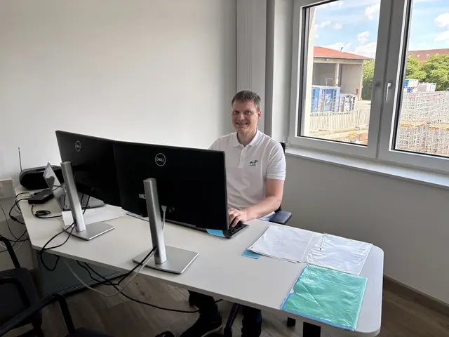 Markus Haindl freut sich über sein neues Büro. | Foto: Johann Taucher