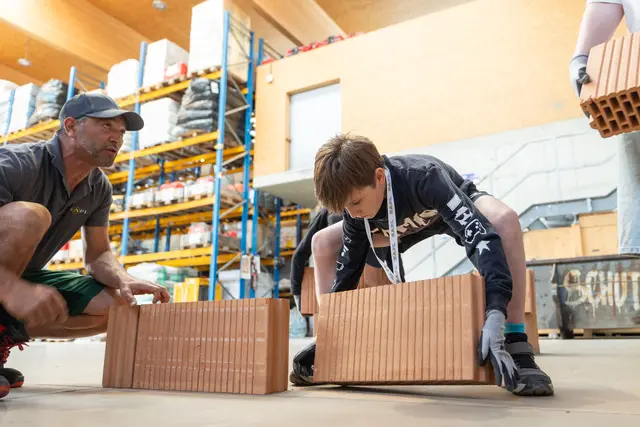 Die Jugendlichen durften die verschiedensten Handwerksberufe ausprobieren. | Foto: Kapl Bau