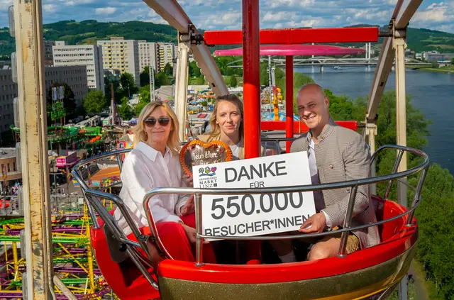 Von links: Manuela Damm, Theresa Gillhofer und Vizebürgermeister Martin Hajart (ÖVP) freuen sich über rund 550.000 Besucherinnen und Besucher am Urfahraner Markt.

  | Foto: ARGE Urfahranermarkt/Christoph Mühlböck