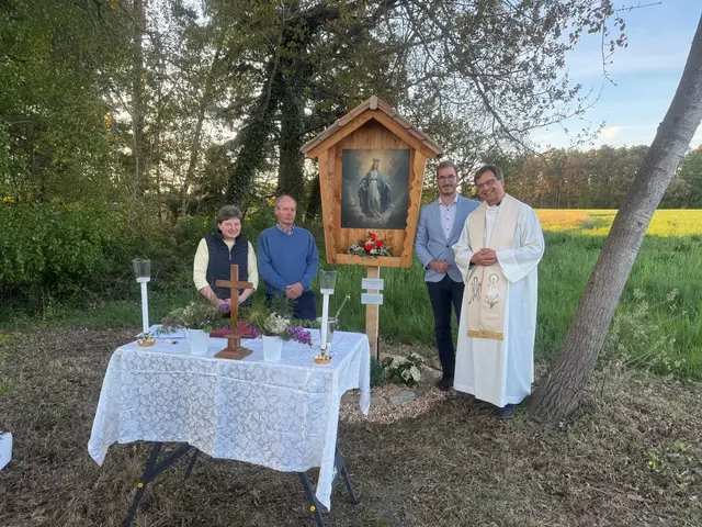 Johanna Essbüchl, Gottfried Essbüchl, Bernhard Mahringer und Stadtpfarrer Josef Rennhofer (v.l.) | Foto: privat