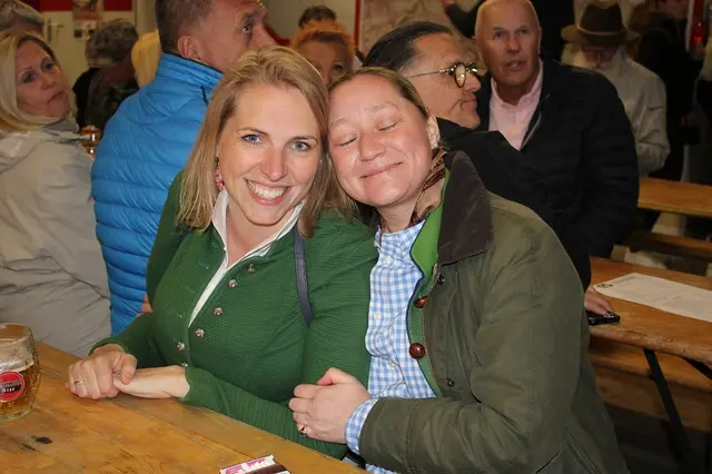 Theresa und Matilda sind Unterstützer der Feuerwehr