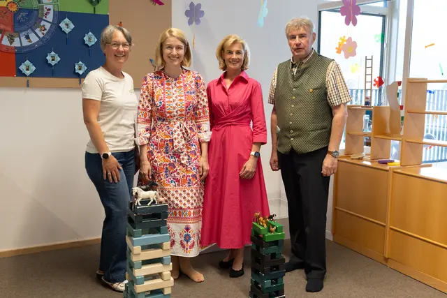 Kindergartenleiterin Barbara Kerbl, Landesrätin Christine Haberlander, Landtagsabgeordnete Doris Staudinger und Bürgermeister Gerald Augustin (v.li.) | Foto: Foto: Land OÖ/Sternberger