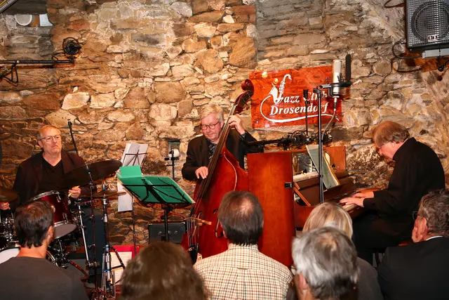 Im ausverkauften Jazzkeller Drosendorf präsentierte das Roland Batik Trio einen Abend, der musikalische Reife und präzise Abstimmung eindrucksvoll vereinte. | Foto: JazzClub Drosendorf