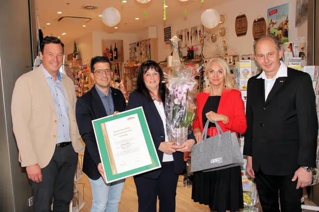 Eine Ehrenurkunde und Blumengrüße für Renate Wirth im WEZ | Foto: Cescutti
