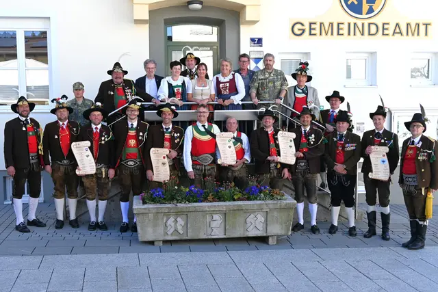 Schützenkompanien aus dem Bezirk Kufstein marschieren beim ersten Wertungsexerzieren in Bad Häring auf. | Foto: Martina Pfandl 