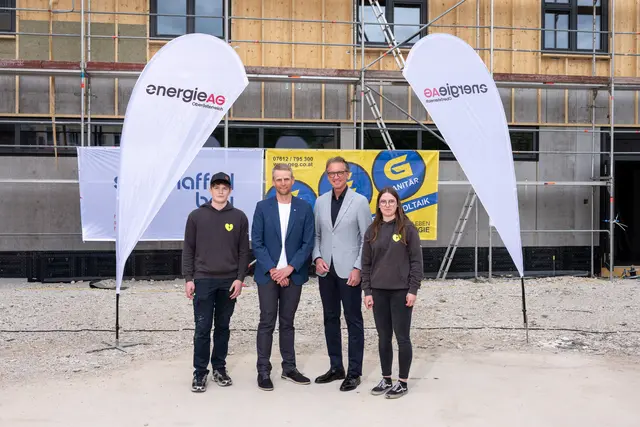 Benedikt Scharnreitner (1. Lehrjahr), Matthias Pesendorfer (Leiter Energie AG Lehrwerkstätte), CEO Leonhard Schitter, Christina Rohrmoser (1. Lehrjahr).
 | Foto: Energie AG/Dominik Derflinger
