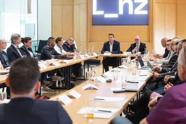Bürgermeister Dietmar Prammer (r.) und Sicherheitsstadtrat Dr. Michael Raml luden Polizei und etwa 25 Vertreterinnen und Vertreter verschiedener Organisationen zum Sicherheitsgipfel.

  | Foto: Stadt Linz