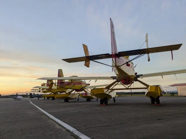Vier Spezialflugzeuge des Typs Air Tractor AT-802AF "Fire Boss" machten Zwischenstopp in Wels, bevor es zur Großübung weiterging. | Foto: Glaser