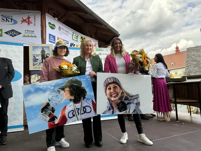 Julia Scheib und Conny Hütter wurden von Renate Götschl in Aflenz geehrt und erhielten auch den Ehrenring. | Foto: MeinBezirk/Angelika Kern