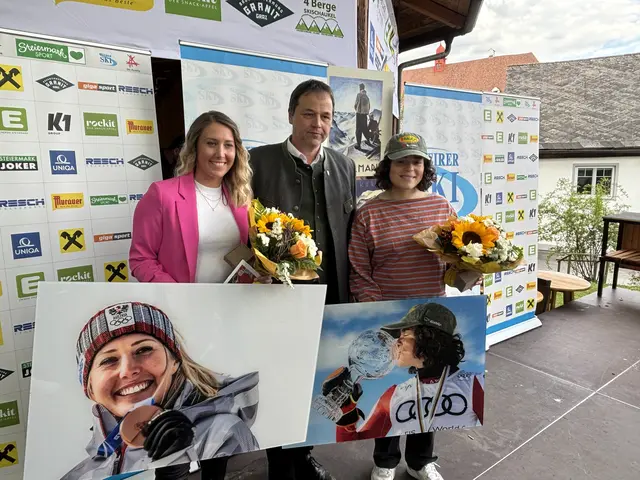 Bürgermeister Hubert Lenger mit Conny Hütter und Julia Scheib. | Foto: MeinBezirk/Angelika Kern