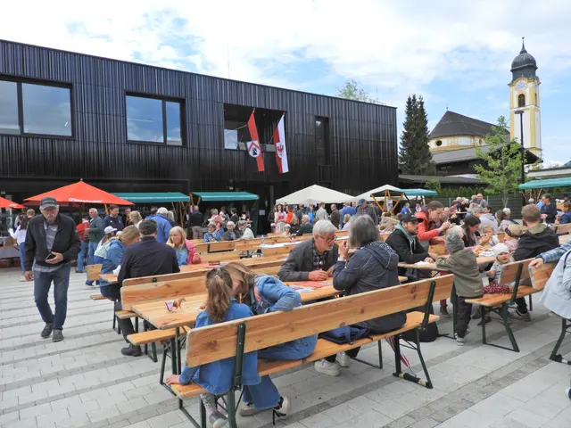 Gleichzeitig fand der monatliche Bauernmarkt statt.  | Foto: Brigitte Eberharter