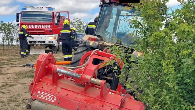 Ein landwirtschaftliches Fahrzeug war im Bereich einer Geländekante in eine gefährliche Lage geraten und drohte, weiter abzurutschen. | Foto: Freiwillige Feuerwehr Stoitzendorf