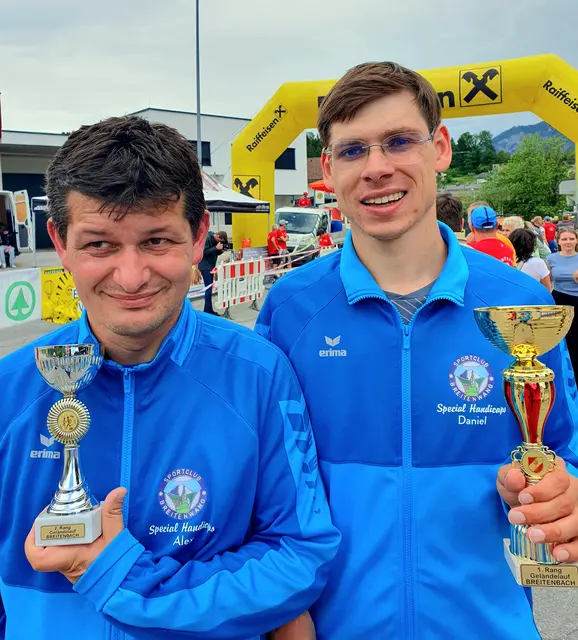 Daniel Stütz (rechts) und Alexander Haissl vom SC Breitenwang Special Handicap überzeugten beim Geländelauf in Breitenbach mit starken Leistungen über 1.000 Meter und sorgten im Bewerb der Behindertensportler für einen Doppelerfolg. | Foto: Sigurd Stütz