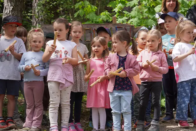 Die Kinder sangen davon, wie toll es ist ein Waldkind zu sein.  | Foto: AMG
