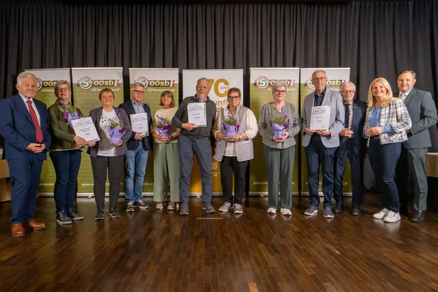 Landesobmann LH a.D. Josef Pühringer, Landesgeschäftsführer Bundesrat Franz Ebner, Bezirksobmann LO-Stv. Arnold Weixelbaumer und Ehrengäste aus der Region gratulierten den Vertretern der erfolgreichen Ortsgruppen. | Foto: OÖ Seniorenbund