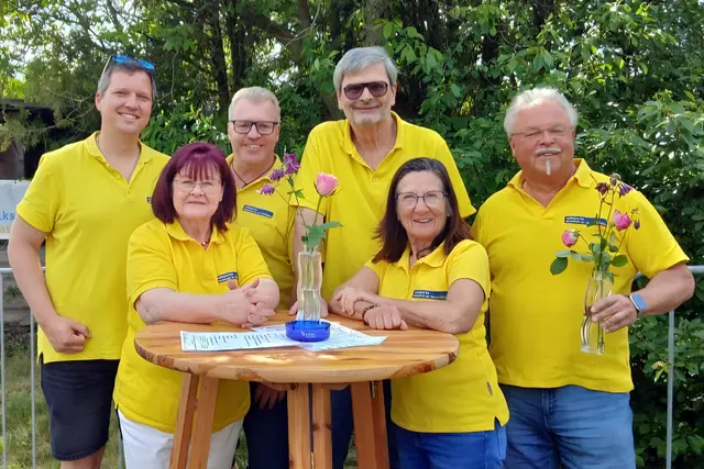 Gemeinderat Michael Machek, Gisela Riepl, Stadtrat Achim Wörner, Gemeinderat Andreas Gruber, Gemeinderat Gertrude Randak und Johann Randak amüsierten sich beim Frühlingsfest.  | Foto: VP Strasshof