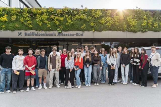 Schülerinnen und Schüler der HAK Vöcklabruck zu Besuch bei der Raiffeisenbank Attersee-Süd in Nußdorf | Foto: Raiffeisenbank Attersee-Süd