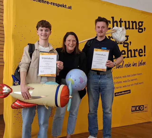 Tischlereitechnik-Lehrling Jonas Schelm, Sonja Früchtl, Personalleiterin bei HARTL HAUS, und Zimmerer-Lehrling Fabian Hochstöger bei der Verleihung der heurigen Let’s Walz-Stipendien (v.l.). | Foto: HARTL HAUS