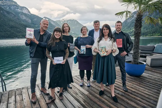 Präsentierten die Romane der 15. achensee.literatour (von links): Schirmherr Bernhard Aichner, Moderatorin Theodora Bauer, Julia Pustet (Debutlesung), Mieze Medusa (Haymon achensee.literatour Stipendium), Martin Tschoner (Achensee Tourismus), Vea Kaiser (Eröffnungslesung) und Robert Prosser (Lesung am Berg).

 | Foto: Achensee Tourismus / Franz Oss