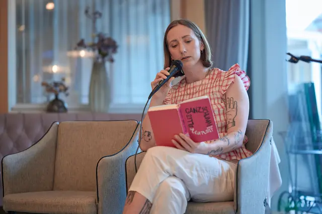 Julia Pustet präsentierte im Seehotel Einwaller ihren Debutroman "Alles ganz schlimm".

 | Foto: Achensee Tourismus / Franz Oss