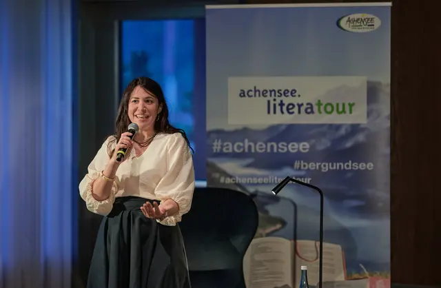 Vea Kaiser begeisterte im Rahmen der Eröffnung des Festivals das Publikum mit der Präsentation ihres Romans "Fabula Rasa oder die Königin des Grandhotels".

 | Foto: Achensee Tourismus / Franz Oss