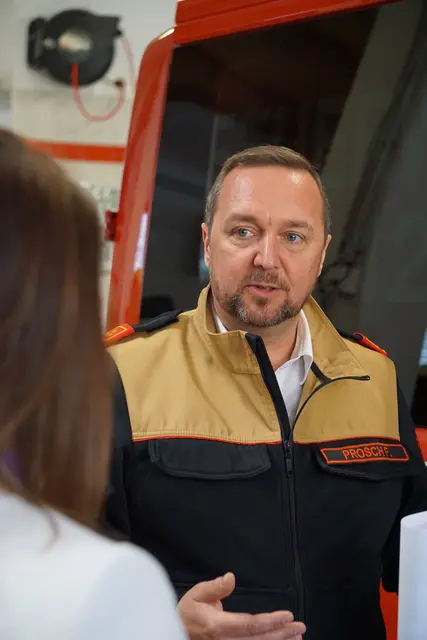 Feuerwehrkommandant Florian Prosch hob die positive Entwicklung der Freiwilligen Feuerwehr Zirl sowie die Bedeutung moderner Ausrüstung für künftige Einsätze hervor. | Foto: meinbezirk/sprenger