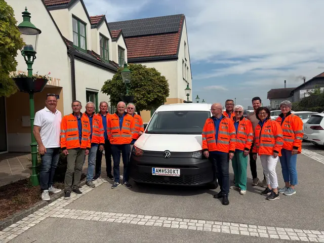 Übergabe des Fahrzeugs: li. Bürgermeister Christian Wührleitner, re. hi. Bürgermeister Michael Strasser und 3.v. r. Organisatorin Christine Posch | Foto: Gemeinde Behamberg