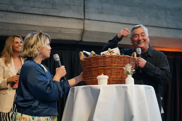 Kultursommer-Intendant Andreas Vitásek wurde mit einem Präsent zu seinem 70. Geburtstag überrascht.  | Foto: Elisabeth Kloiber/MeinBezirk