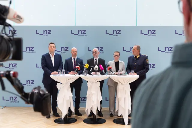 Von links: Sicherheitsstadtrat Michael Raml (FPÖ), Vizebürgermeister Martin Hajart (ÖVP), Bürgermeister Dietmar Prammer (SPÖ), Frauenstadträtin Eva Schobesberger (Grüne) und Stadtpolizeikommandant Klaus Hübner. | Foto: Stadt Linz