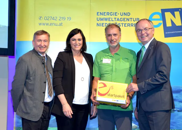 Freude bei Josef Kerschbaumer (Grüne Bezirkssprecher) über das dritte e. | Foto: NLK Pfeiffer